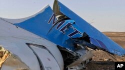 Potongan dari bagian ekor pesawat Metrojet Rusia yang jatuh di Semenanjung Sinai, Mesir Sabtu (31/10). 
