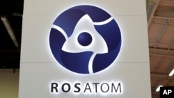 ស្លាក​សញ្ញា​ក្រុមហ៊ុន Rosatom ដែល​ជា​ក្រុមហ៊ុន​នុយក្លេអ៊ែរ​ផ្តាច់​មុខ​របស់​រដ្ឋ​ក្នុង​ប្រទេស​រុស្ស៊ី ត្រូវ​បាន​គេ​ថត​នៅ​ការ​តាំង​ពិពរណ៍​នុយក្លេអ៊ែរ​ពិភពលោក​ឆ្នាំ២០១៤ នៅ​ក្នុង​សង្កាត់ Le Bourget កាលពី​ថ្ងៃទី១៤ ខែតុលា ឆ្នាំ២០១៤។