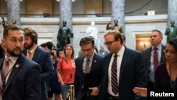 Спікер Палати представників Конгресу США Майк Джонсон має значні розбіжності з основних політичних питань з лідером республіканців в Сенаті Мітчем Макконнеллом, зазначають американські ЗМІ. Фото: Майк Джонсон