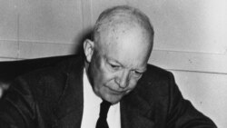 Predsednik Ajzenhauer potpisuje Zakon o građanskim pravima (Ljubaznošću: U.S. National Archives)