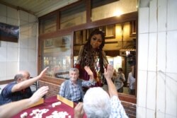 Little Amal menyapa melalu jendela di Gaziantep, Turki, 28 Juli 2021. (Facebook:The Walk @walkwithamal )