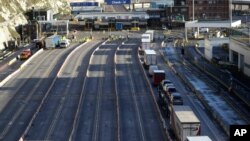 Truk di Pelabuhan Channel Dover yang terlihat sedang mengantre. (Foto: AP)