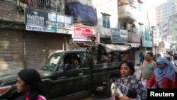 រថយន្ត​របស់​កងកម្លាំង​ទ័ព​ល្បាត​ទីក្រុង​អំឡុង​ការ​បោះឆ្នោត​ក្នុង​ទីក្រុង​ Dhaka ប្រទេស​បង់ក្លាដែស​កាលពី​ថ្ងៃទី​៣០ ខែធ្នូ ឆ្នាំ២០១៨។