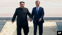 Pemimpin kedua Korea melakukan pertemuan bersejarah di Panmunjom, Jumat (27/4).