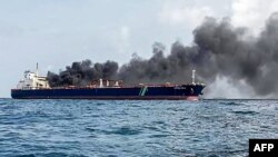 Kapal tanker berbendera Singapura Hafnia Nile terbakar di Tanjung Sedili, dekat Singapura. (Foto: AFP)
