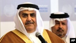 ARSIP - Menlu Bahrain Sheik Khalid bin Ahmed Al Khalifa, kiri, menyimak wartawan sementara di sampingnya adalah Menteri Keuangan Sheik Ahmed bin Mohammed Al Khalifa dalam sebuah konferensi untuk menanggulangi pendanaan terhadap kegiatan terorisme (foto: AP Photo/Hasan Jamali)
