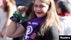 Jeune femme participant à un rassemblement pour marquer la Journée internationale des droits de la femme à Santiago du Chili, le 8 mars 2020. (Reuter/Sofia Yanjari)