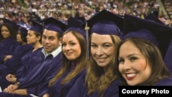 Mahasiswa duduk dalam acara wisuda di Del Mar College, di Corpus Christi, Texas (courtesy photo)