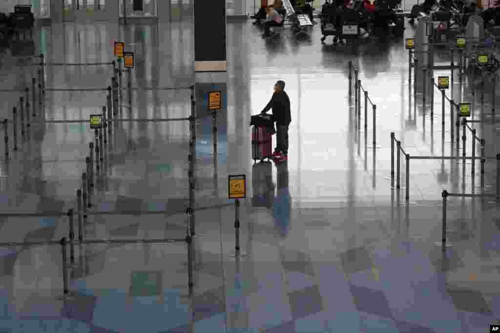 일본 도쿄의 하네다 국제공항의 탑승 수속대가 신종 코로나바이러스 사태의 영향으로 텅 비어있다. 