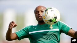 Andre Ayew contrôle le ballon lors d'une session d'entraînement au stade de Sogara, à Port-Gentil, Gabon, le 24 janvier 2017.