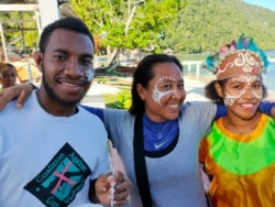 Ketua DPC Himpunan Pramuwisata Indonesia Raja Ampat, Ranny Iriani Tumundo (tengah). (Foto courtesy: privat)