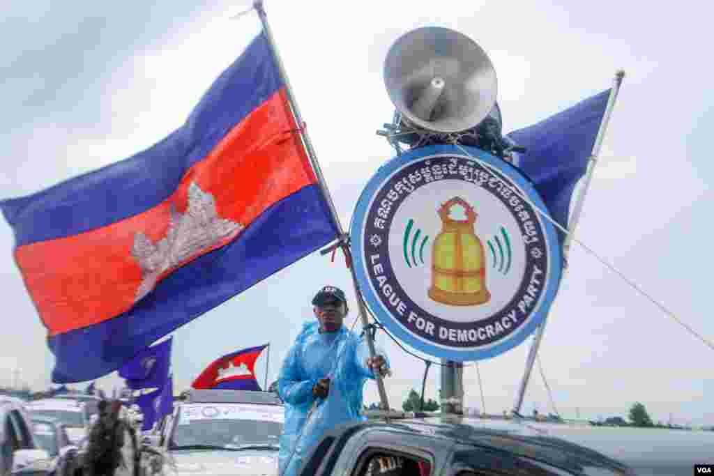 អ្នកគាំទ្រម្នាក់នៃ​​គណបក្ស​សម្ព័ន្ធ​ដើម្បី​ប្រជាធិបតេយ្យ​ កាន់​ទង់​ជាតិ​ព្រះរាជាណាចក្រកម្ពុជា នៅ​ក្នុង​ក្បួន​ឃោសនា​នយោបាយ ​នា​ថ្ងៃ​ដំបូង​នៃ​យុទ្ធនាការ​បោះឆ្នោត នៅ​លើ​មហាវិថី​តេជោ​ហ៊ុន​សែន​ ហៅ​ផ្លូវ​៦០​ម៉ែត្រ​ រាជធានី​ភ្នំពេញ ​កាល​ពី​ព្រឹក​ថ្ងៃ​ទី​០៧​កក្កដា​២០១៨។។ (គី ម៉េងលី/VOA)​&nbsp;