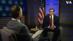 Matthew Palmer talking to VOA Bosnian journalist Dino Jahić