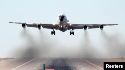 미국 공군 소속 WC-135W '콘스턴트 피닉스' 기가 지난 2009년 2월 네브라스카주 오펏 공군기지에서 이륙하고 있다. WC-135W는 대기 물질을 채집해 핵폭발 여부를 탐지할 수 있다. (자료사진)