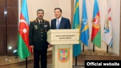 Azərbaycanın müdafiə naziri Zakir Həsənov və Qazaxıstanın müdafiə naziri Serik Axmetov 