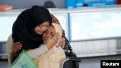 ស្រ្តី​ម្នាក់​កំពុង​ស្វាគមន៍​មិត្ត​ភ័ក្រ​របស់​នាង​នៅ​ពេល​មក​ដល់​ព្រលាន​យន្តហោះ​ John F. Kennedy នៅ​ទីក្រុង​ញូវយ៉ក តាម​ជើង​យន្តហោះ Emirates Flight 203 ពី​ទីក្រុងឌូបៃ កាលពី​ថ្ងៃទី​២៨ ខែ​មករា។