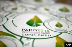 រូបថត​កាល​ពី​ថ្ងៃទី​៣០ ខែ​តុលា បង្ហាញ​រូប​ស្លាក​នៃ​កិច្ច​ប្រជុំ​កំពូល​ប្រចាំ​ឆ្នាំ​ស្តី​ពី​ការ​ប្រែប្រួល​អាកាស​ធាតុ​របស់​អង្គការ​សហប្រជាជាតិ​ (COP21) ដែល​បាន​ប្រារព្ធ​ឡើង​នៅ​ទីក្រុង​ប៉ារីស​ មុន​នឹង​ការ​ឈាន​មក​ដល់​នៃ​សន្និសីទ​ស្តី​ពី​ការ​ប្រែប្រួល​អាកាស​ធាតុ​ឆ្នាំ​២០១៥​ខាង​មុខ​នេះ។ (AFP/Dominique Faget)