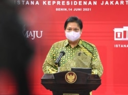 Menko Perekonomian Airlangga Hartarto usai Ratas di Istana Kepresidenan , Jakarta, Senin (14/6) mengatakan pemerintah akan memperpanjang PPKM Mikro 15-28 Juni (biro pers)