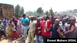 Kake Bulindi, de l'UNC, à la tête de la marche de dimanche sur l'axe de Chai, le 21 janvier 2018. (VOA/Ernest Muhero)