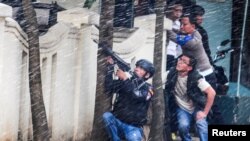 ប៉ូលិស​តម្រង់​កាំភ្លើ់ង​នៅ​ជិត​ទីស្នាក់ការកណ្តាល​រដ្ឋាភិបាល​បន្ទាប់​ពី​មានបំផ្ទុះ​មួយ​នៅទីក្រុង​ Bandung ភាគខាងលិច កោះ​ Java ប្រទេស​ឥណ្ឌូនេស៊ីកាល​ពី​ថ្ងៃទី​២៧ កុម្ភៈ ២០១៧។