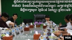 លោក ហេង សួរ អ្នកនាំពាក្យ​ក្រសួង​ការងារ និង​បណ្តុះបណ្តាល​វិជ្ជាជីវៈ​ ដឹកនាំ​និង​សម្រប​សម្រួល​ការប្រជុំ​ចរចា​តម្លើង​ប្រាក់ឈ្នួល​កម្មករ​រោងចក្រ។ (ខាន់ សុគុំមនោ/VOA)