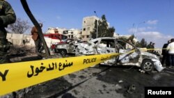 Tentara Suriah dan warga memeriksa lokasi ledakan bunuh diri di klub polisi di Damaskus, Masaken Barza, Suriah, 9 Februari 2016. 