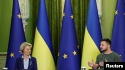 Presiden Komisi Eropa Ursula von der Leyen dan Presiden Ukraina Volodymyr Zelenskiy dalam pertemuan di Kyiv, di tengah invasi Rusia ke Ukraina, 11 Juni 2022. (REUTERS/Valentyn Ogirenko)