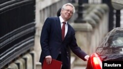 Menteri Inggris urusan Brexit, David Davis keluar dari kantor PM Inggris di London (foto: dok).