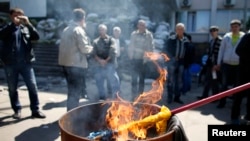5月7日一些亲俄人士在焚烧乌克兰国旗