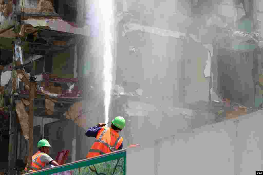 សកម្មភាព​នៃ​ការ​វាយកម្ទេច​អគារប៊ូឌីញ​ ឬ​ "អគារ ស​" ដែល​ជិត​ដល់ទី​បញ្ចប់ ​ក្នុង​រាជធានី​ភ្នំពេញ​ នាថ្ងៃទី​២៤​ ខែសីហា​ ឆ្នាំ២០១៧។ ​អគារ​ប៊ូឌីញ​ កសាង​ឡើង​ក្នុង​អំឡុង​ឆ្នាំ១៩៦០​ ហើយ​អគារ​នេះ​ចាប់ផ្តើម​វាយកម្ទេច​នា​ខែ​ កក្កដា​ ឆ្នាំ​២០១៧។ (ហ៊ាន សុជាតា/VOA)