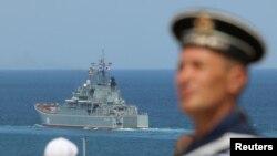 Veliki desantni brod ruske mornarice Cezar Kunikov plovi tokom parade povodom Dana mornarice u Sevastopolju