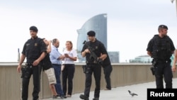 កងកម្លាំង​ប៉ូលិស​ប្រដាប់អាវុធ​កំពុង​យាមល្បាត​នៅ​ឆ្នេរ​ La Barceloneta ក្នុង​ទីក្រុង Barcelona ប្រទេស​អេស្ប៉ាញ កាលពី​ថ្ងៃទី​១៩ សីហា ​២០១៧។