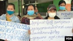 Family members of detained former CNRP party members appeal for their release in front of the Phnom Penh Municipal Court, Cambodia, on June 19, 2020. (Hul Reaksmey/VOA Khmer) 