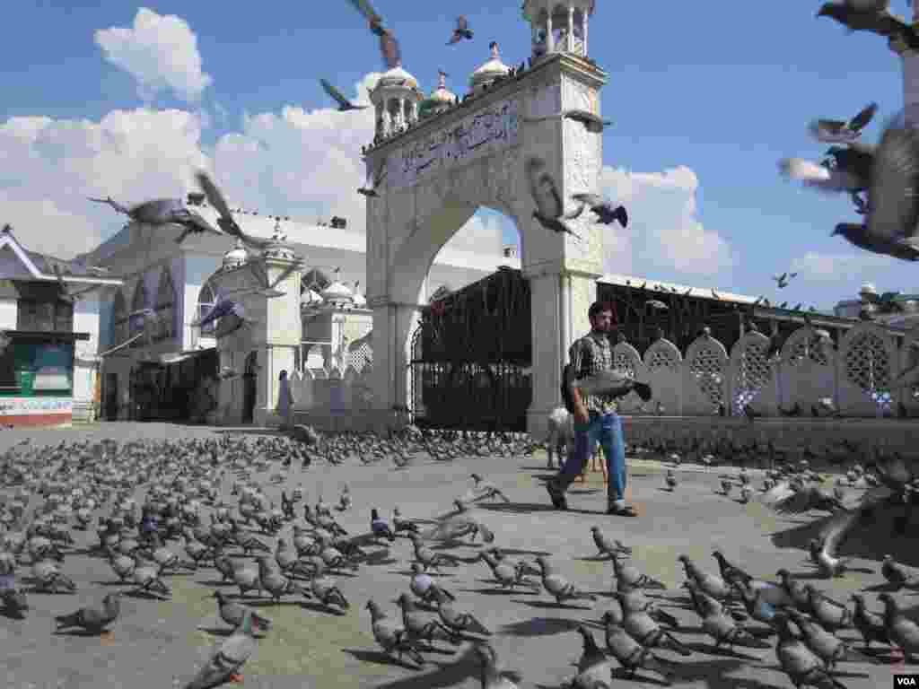 Hazratbal Shrine in old Srinagar. (Aru Pande/VOA) 
