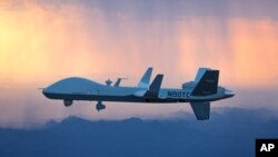 资料照片：通用原子航空系统有限公司的MQ-9B“空中卫士”无人机飞往英国皇家空军位于英国格洛斯特郡费尔福德的基地。(Photo: Business Wire)