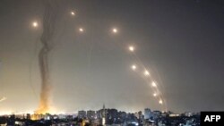 គ្រាប់​រ៉ុក្កែត​ ដែល​បាញ់​ដោយ​ក្រុម​ Hamas ពី​តំបន់ Gaza​ ចូល​ទៅ​កាន់​ប្រទេស​អ៊ីស្រាអែល ថ្ងៃទី១១ ខែឧសភា ឆ្នាំ២០២១។ 