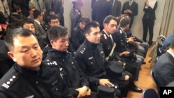 将在罗马和米兰参加历时两个星期的中意警察联合巡逻试点的中国警察在罗马的意大利内政部总部参加新闻发布会。（2016年5月2日）