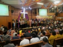 Doa bersama lintas iman di GKI Diponegoro, mendoakan Surabaya aman dan masyarakat berani melawan terorisme (foto VOA-Petrus Riski).