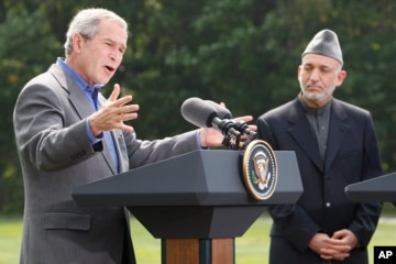 រូប​គំនូរ​ឧទ្ធម្ភាគចក្រ​អាមេរិក​ហោះ ខណៈក្រុម​សកម្ម​ប្រយុទ្ធ​តាលីបង់​ម្នាក់អង្គុយ​លើ​រថក្រោះ​អាមេរិក​ដែល​ទុក​ចោល ​អម​ដោយដើម​​​ផ្កា​​អាភៀន។