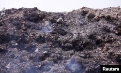 2일 연기가 나고 있는 인도 델리의 쓰레기 매립지에서 주민이 재활용품을 수집하고 있다.