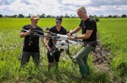 Dr.Bart Knols, ahli entomologi medis dari Dutch Malaria Foundation dan peneliti utama program Anti-Malaria Drones, kiri, Eduardo Rodriguez, dari produsen drone DJI, tengah, dalam penelitian di Zanzibar, 30 Oktober 2019.