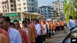 ပါတီညီလာခံ ကျင်းပမယ့် တော်ဝင်နှင်းဆီခန်းမကို ဝင်ရန် တန်းစီနေသော NLD ပါတီဝင်များ။ မတ်လ ၈၊ ၂၀၁၃။