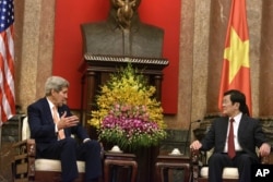 លោក​រដ្ឋមន្ត្រី​ការ​បរទេសសហរដ្ឋ​អាមេរិក​ John Kerry (ឆ្វេង) និង​អតីត​ប្រធានាធិបតី​ប្រទេស​វៀតណាម លោក Truong Tan Sang ជជែក​គ្នា​ក្នុង​ជំនួប​ប្រជុំ​មួយ​នៅ​ឯ​វិមាន​ប្រធានាធិបតី​ក្រុង​ហាណូយ ប្រទេស​វៀតណាម ថ្ងៃ​សុក្រ ទី​៧ ខែ​សីហា ឆ្នាំ​២០១៥។ (Brendan Smialowski via AP)