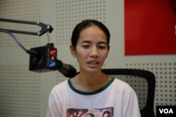 កញ្ញា សេង រាសី មន្ត្រីអង្គការសីលការ មានវត្តមានផ្ដល់កិច្ចសម្ភាស នៅការិយាល័យ VOA ក្នុងរាជធានីភ្នំពេញ កាលពីថ្ងៃទី៤ ខែមីនា ឆ្នាំ២០១៨។ (ទែន សុខស្រីនិត/VOA)