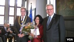 پوهندوی غفوری حین اخذ لقب زن شجاع