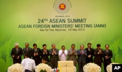 2014年5月10日东盟外长和代表在缅甸参加24届峰会后鼓掌