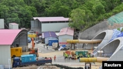 资料照：广东省珠海的救援人员准备救援被堵在石景山隧道施工段里的建筑工人。（2021年7月16日）