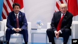 Arhiva - Predsednik Donald Tramp, desno, govori tokom susreta sa japanskim premijerom Šinzoom Abeom na Samitu G20 u Hamburgu, 8. jula 2017.