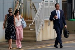 성추행 의혹을 받아온 앤드류 쿠오모 미국 뉴욕 주지사가 10일 사임을 발표한 뒤 헬기에 타기 위해 이동하고 있다.