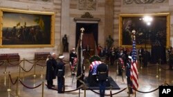 លោក​ប្រធានាធិបតី ដូណាល់ ត្រាំ និង​លោក​ស្រី​ទី១ Melania Trump អញ្ជើញ​គោរព​សព​របស់​របស់​អតីត​​ប្រធានាធិបតី George H. W. Bush កាលពី​ថ្ងៃទី៣ ខែធ្នូ ឆ្នាំ២០១៨។